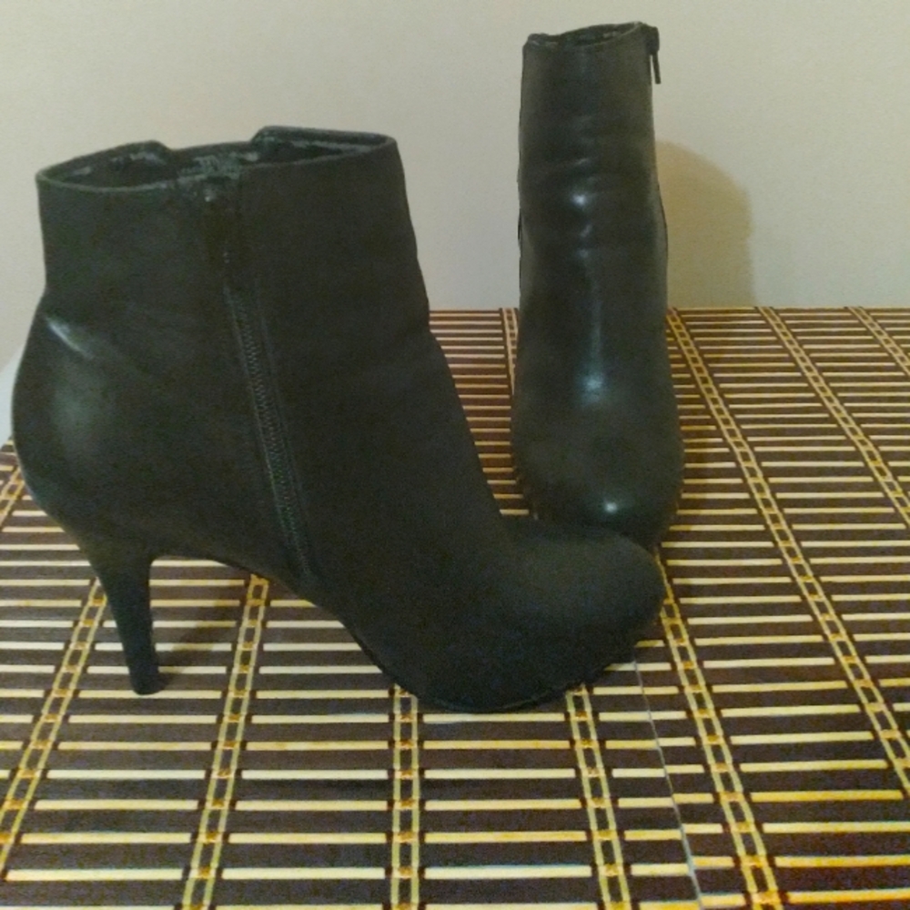 Nine West Black Ankle Boots Booties Leather Minimalist‎ Sexy Date Night Sz. 7.5